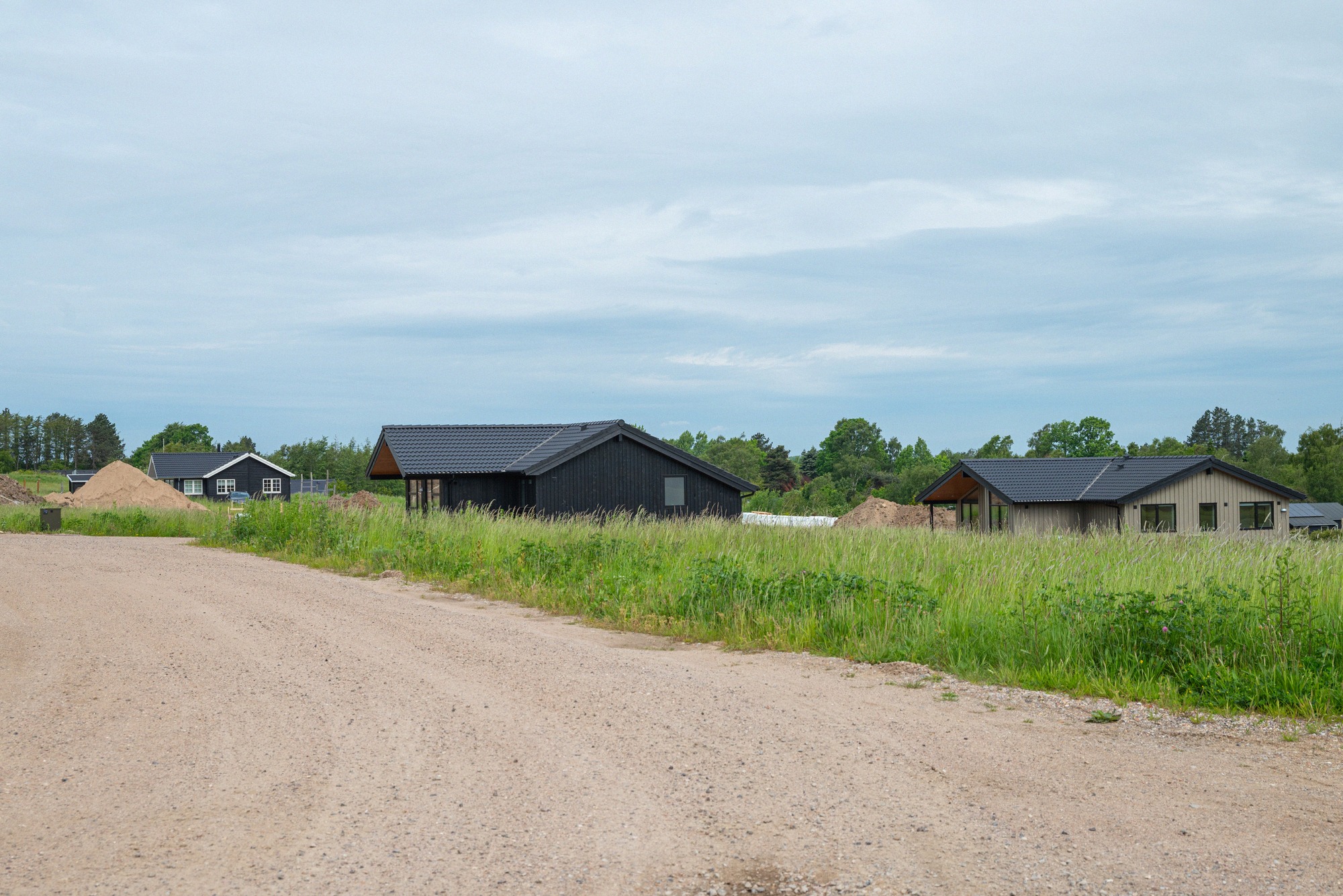 Moderne Sommerhäuser mit charakteristischer dänischer Architektur stehen am Strand von Ulvshale auf Møn.